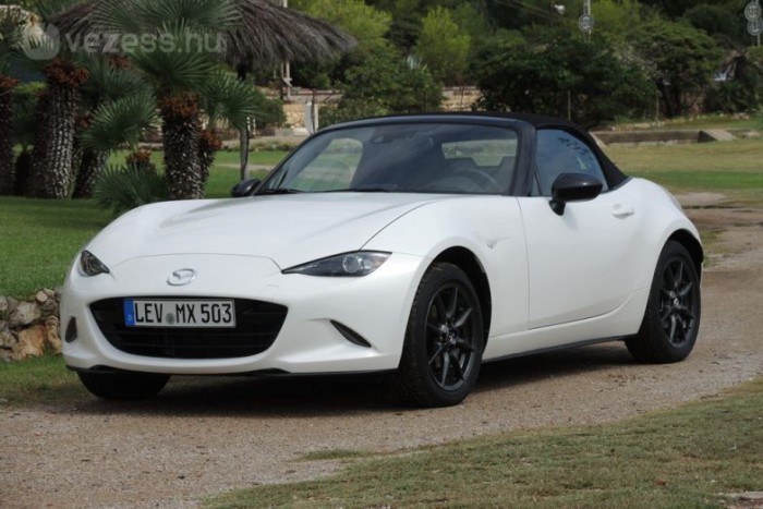 2015 legjobb autói az olvasók szerint 9 3. Mazda MX-5, 9 pont - A negyedik generációs MX-5 az autóbuzik világítótornya volt tavaly. Irányt mutatott, és reményt adott, hogy az apró, könnyű Roadster műfaja, a lóerők helyett a mókára hangsúlyt fektető élményautó nem ítéltetett kihalásra. Ennek annyira örültek a Vezess olvasók is, hogy rögtön megítélték a 9 pontot.