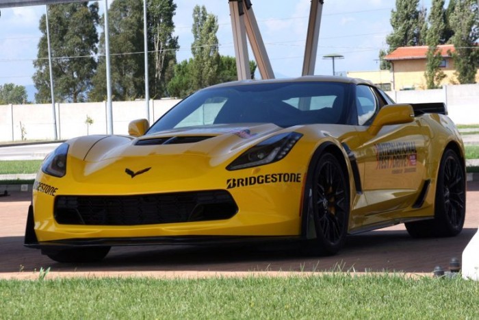 2015 legjobb autói az olvasók szerint 9 | Vezess 7. Corvette Z06, 8.7 - Egy pályaversenyautó közúti használatra, kaliberéhez mérten nevetséges áron. Egy újabb legenda a listán, egy újabb pokolian erős V8-as 695 lóerővel. Felfogni is nehéz, nem hogy uralni. Talán ezért maradt le a kilencpontos álomligától...