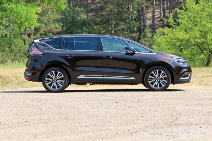 2015 legjobb autói az olvasók szerint 10 2. Renault Espace, 9 pont - A kategóriateremtő kisbusz ötödik, formabontó generációja tágas utastérrel, tipikus francia újításokkal, technikai csemegékkel, látványos extrákkal lett 2015 egyik legérdekesebb típusa. Gyerekbetegségei ellenére a szavazótábor imádta, és több mint ezer szavazat után is 9 pontos értékeléssel kapta meg a második helyet.