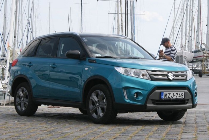 2015 legjobb autói az olvasók szerint 11 1. Suzuki Vitara, 9 pont - A legújabb magyar Suzuki crossover nem csak az eladási mutatókat tekintve szerepelt jól. A kellően modern, de okosan konfigurálva jó ár/érték aránnyal kecsegtető kompakt családi SUV volt a Vezess olvasók egyik 9 pontra érdemes kedvence. A beérkező szavazatok száma alapján egyértelműen jár az első hely, eddig 4975-en értékelték a típust.