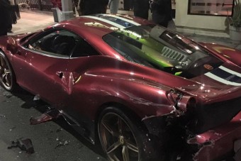 Drogos volt a sofőr, pusztult a Ferrari