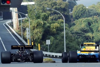 Libabőröztető Forma-1-es videó