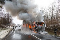 Fotókon a 7-es úton lángoló csuklós busz 18