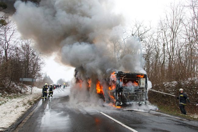 Fotókon a 7-es úton lángoló csuklós busz 5