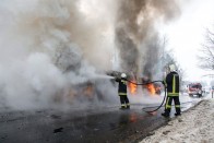 Fotókon a 7-es úton lángoló csuklós busz 17