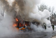 Fotókon a 7-es úton lángoló csuklós busz 21