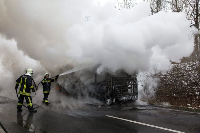 Fotókon a 7-es úton lángoló csuklós busz 9