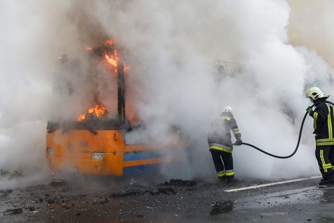 Fotókon a 7-es úton lángoló csuklós busz 10