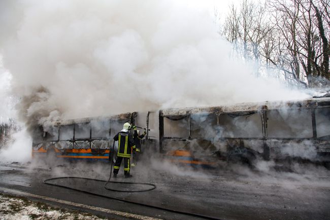 Fotókon a 7-es úton lángoló csuklós busz 11