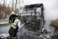 Fotókon a 7-es úton lángoló csuklós busz 25