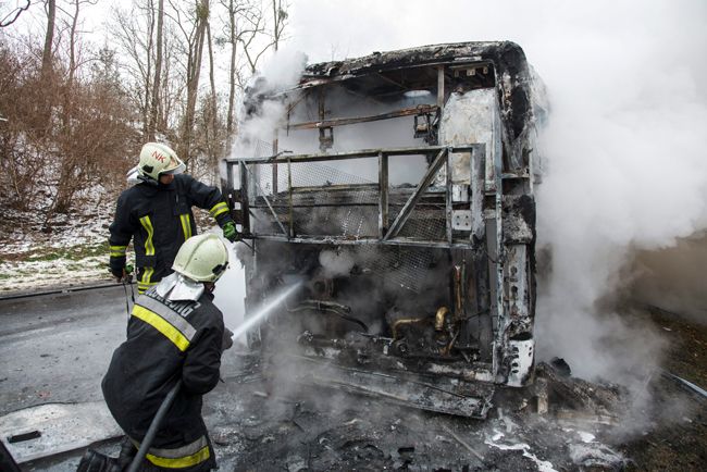 Fotókon a 7-es úton lángoló csuklós busz 12