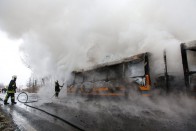 Fotókon a 7-es úton lángoló csuklós busz 26