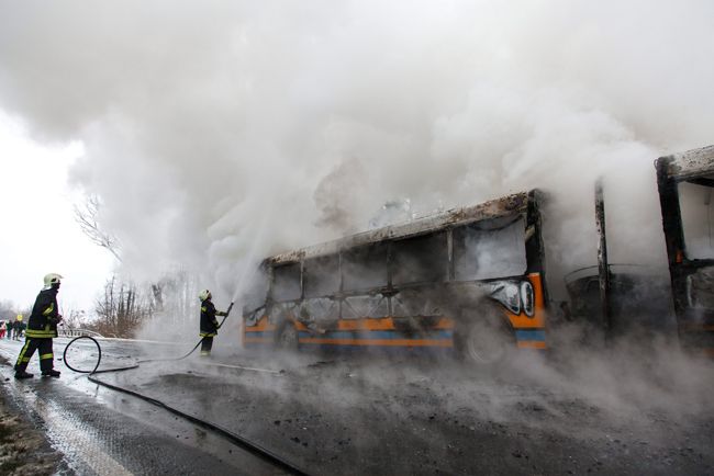 Fotókon a 7-es úton lángoló csuklós busz 13