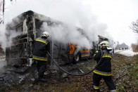 Fotókon a 7-es úton lángoló csuklós busz 27