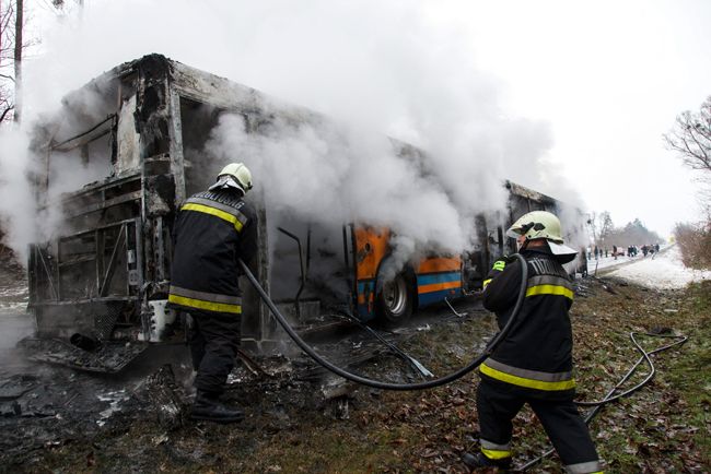 Fotókon a 7-es úton lángoló csuklós busz 14