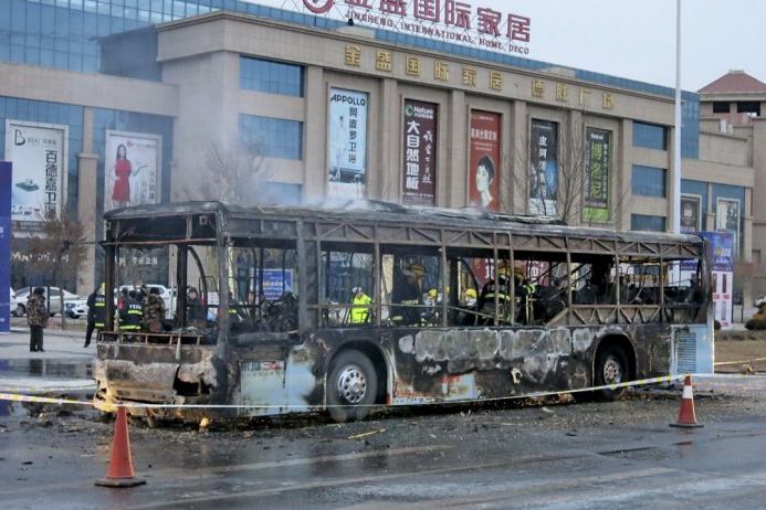 Felgyújtottak egy buszt, 17-en szörnyet haltak 3