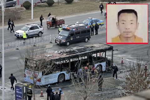 Felgyújtottak egy buszt, 17-en szörnyet haltak 4