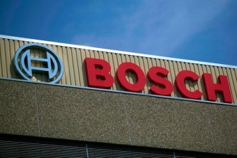 Az autók keresnek üres parkolóhelyet a sofőröknek