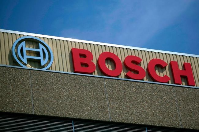 Az autók keresnek üres parkolóhelyet a sofőröknek