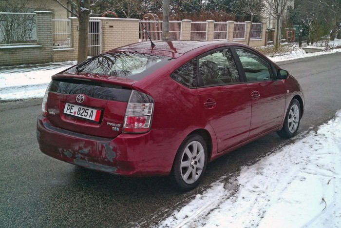 Használt autó: Toyota Prius Németországból 10 Sokkal emészthetőbb a második generáció formája az elsőénél. Az ötajtós alakját a légellenállás leszorítása határozta meg, nem véletlenül lett a Jazzra épített Honda Insight is nagyon hasonló