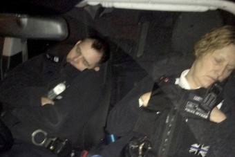 Szabálytalanul parkoltak, szunyókáltak a rendőrök