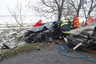 Elaludt a sofőr, súlyos baleset a 13-ason - fotók