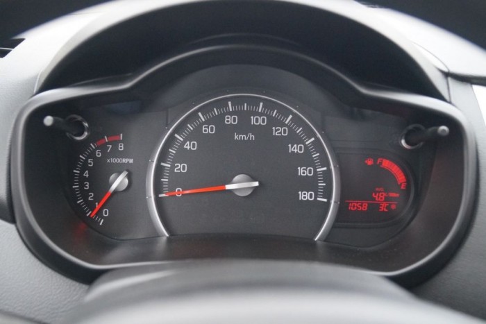 Teszt: Suzuki Celerio, a spécibb egyliteressel 6 4,8, kútnál mérve 5 liter: kis odafigyeléssel, felerészt városban, felerészt országúton és sztrádán ezt lehet kihozni belőle