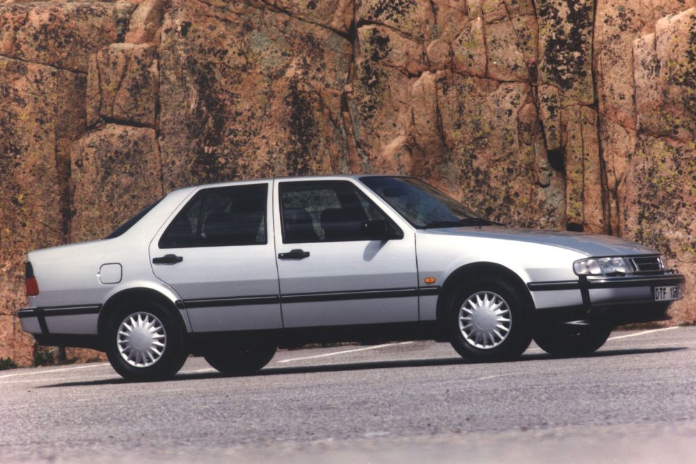 CD a lépcsőshátú 9000 jele, ez egy 1996-os limuzin. Volt benne GM-eredetű V6-os, háromliteres szívómotor is, de a saját motorok mind négyhengeresek