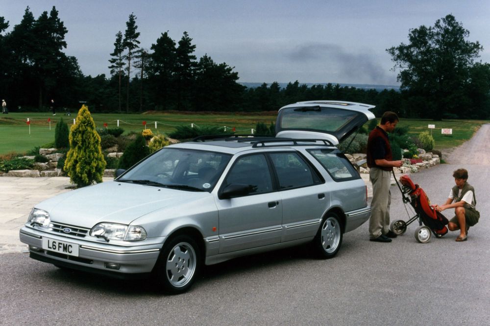 Egy évvel az első generáció kifutása előtt készült a kép az 1994-es kombiról. Ez a 24 szelepes, 195 lóerős csúcsmodell a Cosworthnál továbbfejlesztett V6-os motorral