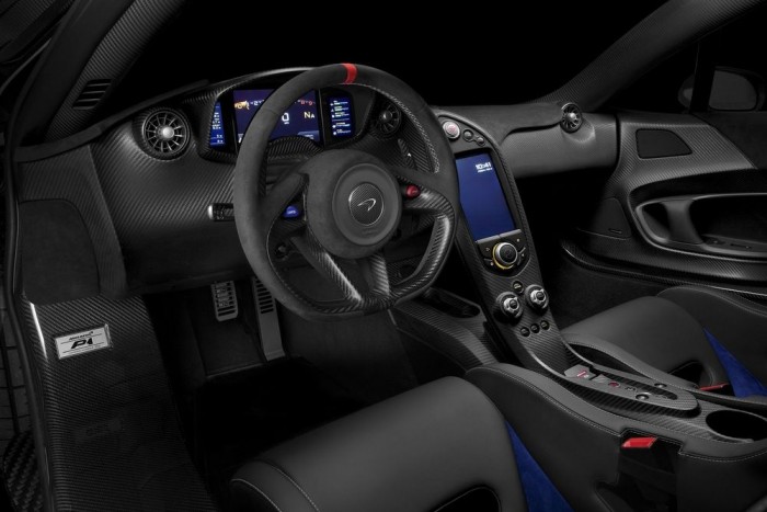 Nagy hirtelen nem is látjuk, hol lehetne nyitni az elülső fedelet.