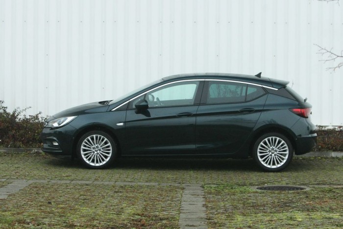 Elegáns, vastag króm csík fut végig a tetőív mentén