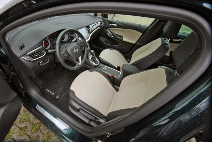 Kellemes hely az Astra belseje. Világos, barátságos