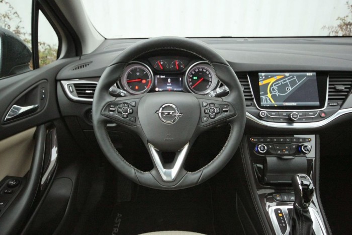 Jó fogású kormány, rengeteg gombbal