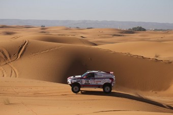Dűnemászás, gerincsérülés - küzdenek a magyarok Afrikában