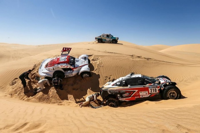 Dűnemászás, gerincsérülés – küzdenek a magyarok Afrikában 6