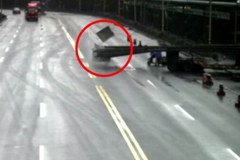 Mint a húskonzerv szakadt fel az autó teteje