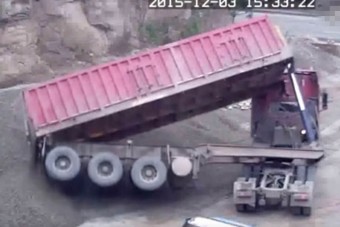 Saját rakománya zúzta halálra a kamionost