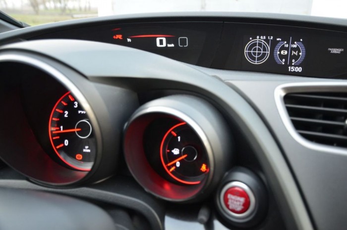 Az +R gombot megnyomva vörösre váltanak műszerek az információs kijelzőn pedig stopper, gyorsulás-, G-erő-, olajhőfok- és turbónyomásmérő jelenik meg.