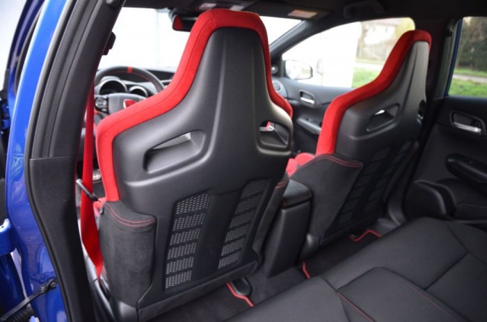 Az első ülések még hátulról is jól néznek ki.
