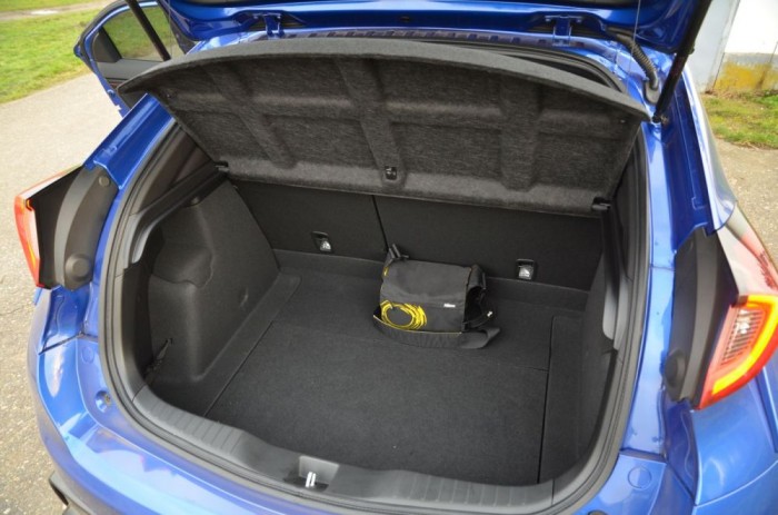 A 489 literes csomagtartó, ami új szintre emeli a hétköznapi használatra szánt sportkocsi kifejezést.