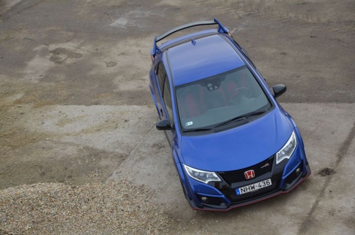 Versenypályára született, de közúton sem utolsó, csak találunk sima aszfaltot.