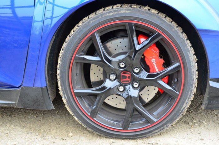 A gyönyörű 19 colos fekete-piros felniken 235/35-ös peres abroncsok figyelnek, a kerekek mögé pedig elöl 350, hátul 296 mm átmérőjű tárcsákat szereltek 4-4 dugattyús Brembo féknyergekkel. 
