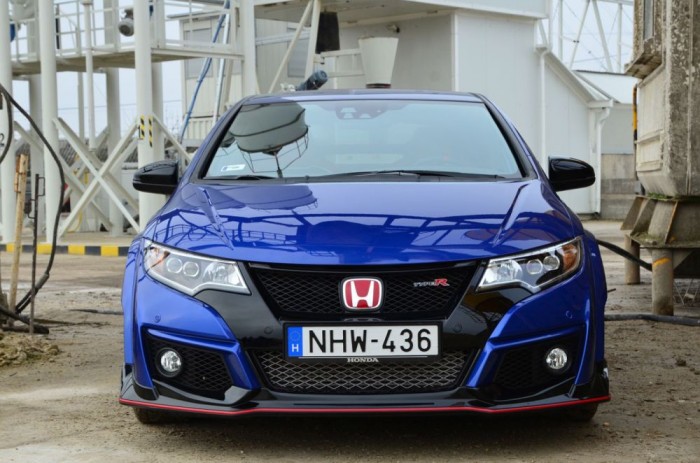 Elölről semmi extra, de nem néz ki rosszul.