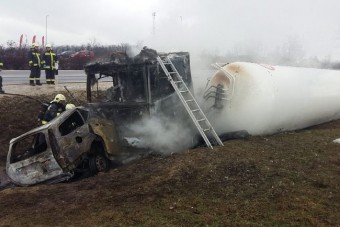 Óriási baleset, kigyulladt járművek az M2-esen