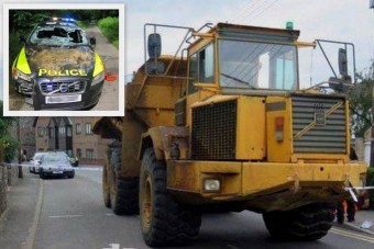 30 tonnás munkagéppel tapostak el két rendőrautót