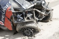 Loeb óriásit bukott a Dakaron 10