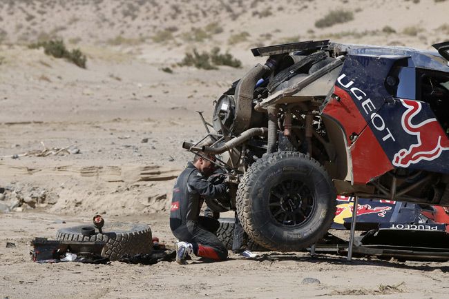 Loeb óriásit bukott a Dakaron 3