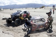Loeb óriásit bukott a Dakaron 12