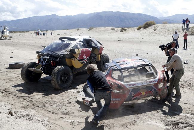 Loeb óriásit bukott a Dakaron 7