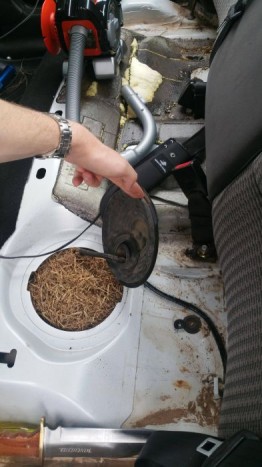 15 fotó az autószerelés poklából 3 Valamiért nem kap üzemanyagot a motor